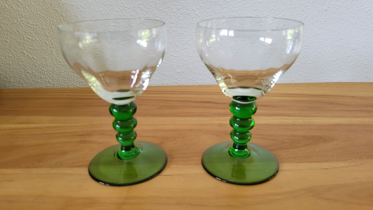 Set van 2 kleine vintage wijnglazen met groene voet
