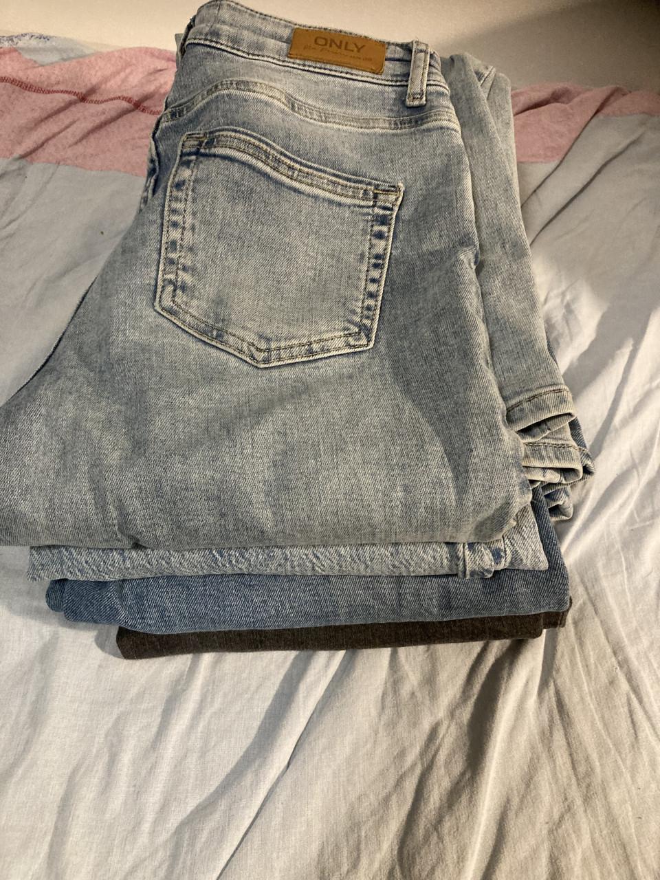 Vier broeken ongeveer de zelfde maten