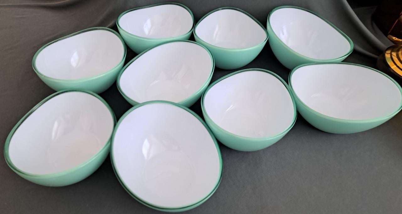 2 mooie saladeschalen en 9 dessertschalen