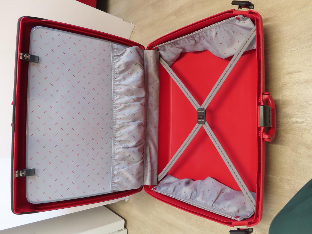 Samsonite koffer €.25,00 Kleur: Rood Lang 73 cm. Hoog: 60 cm Breed: 23 cm.
