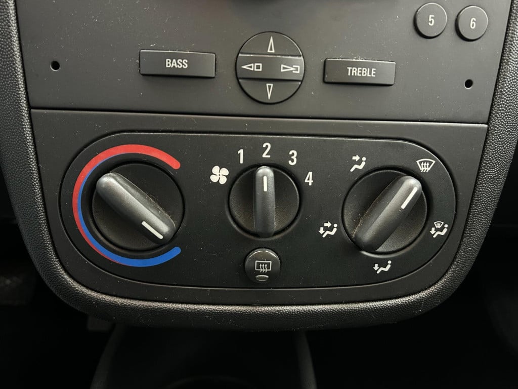 Opel Corsa occasion 1.2-16v rhythm | grijs | tweedehands opel corsa | cruis