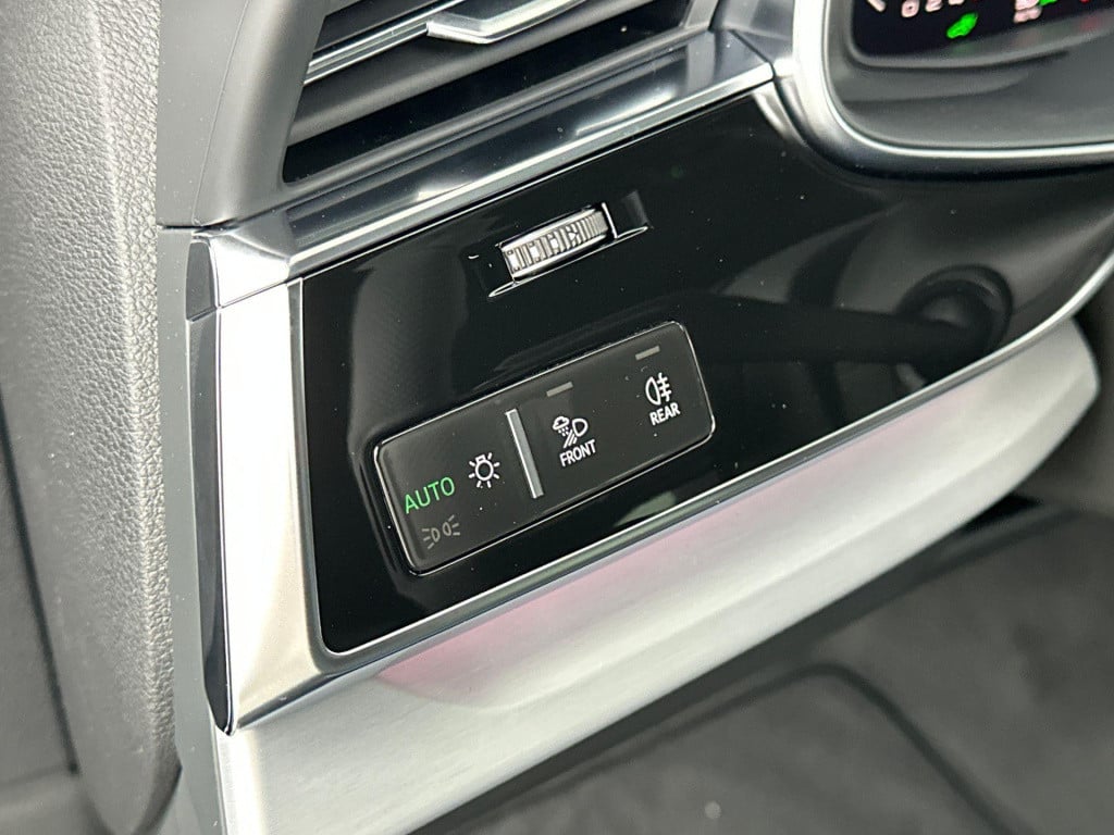 Audi Q8 pro line s 55 tfsi e 290 kw / 394 pk suv 8 versn.
