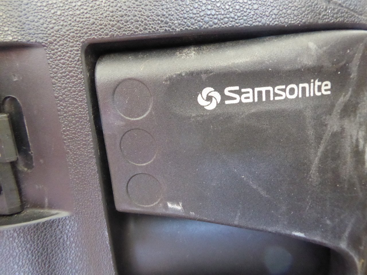 Stevige Samsonite (harde) koffer met 2 wielen en cijfer slot. Maten: L75 cm