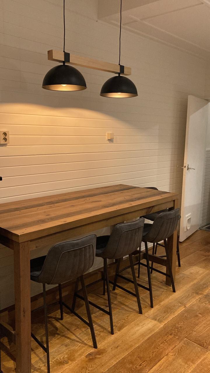 Bartafel incl 6 barkrukken, in zeer goede staat.