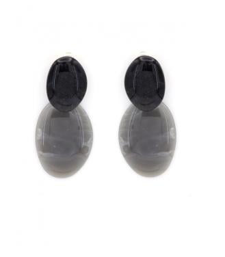 Oorclips met ovaal zwart oor stukje en grijze hanger