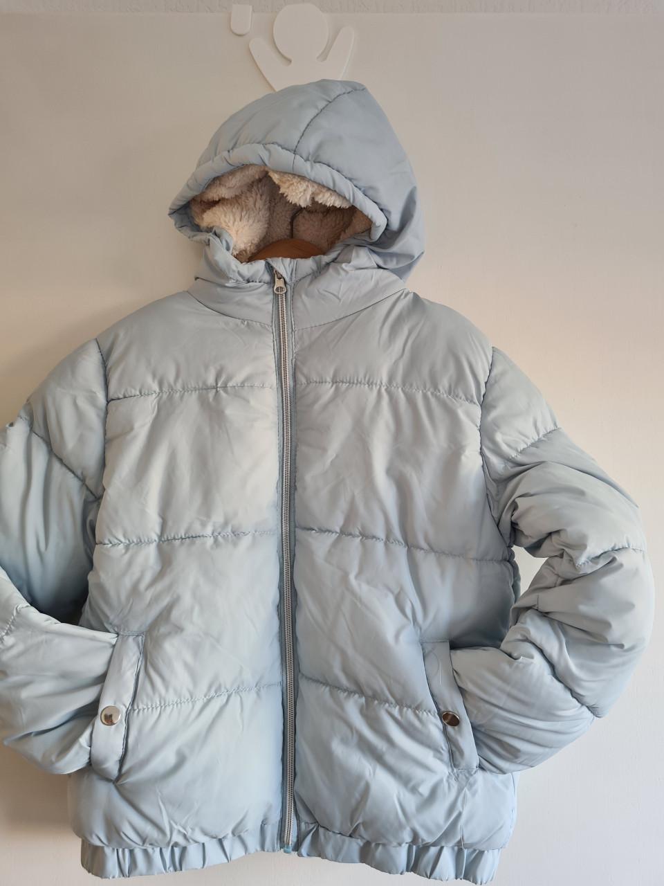 Nieuwe Lichtblauwe gewatteerde pufferjas 146-152 capuchon en teddy voering