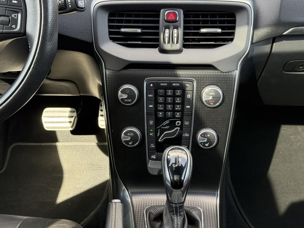 Volvo V40 t3 153pk aut6 polar+ sport| panodak| camera| trekhaak| keyless|