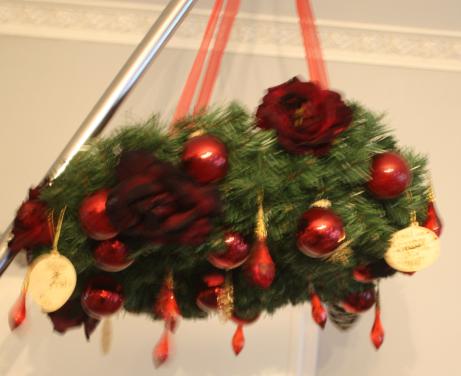 Grote nep krans voor op te hangen voor buiten of binnen gebruik