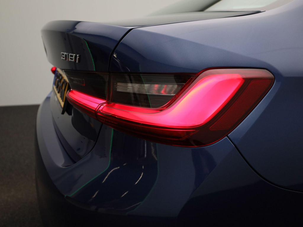BMW 3-serie 318i business edition | automaat | lmv | half leder | virtual c