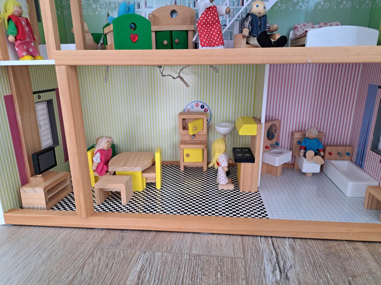 Poppenhuis met toebehoren