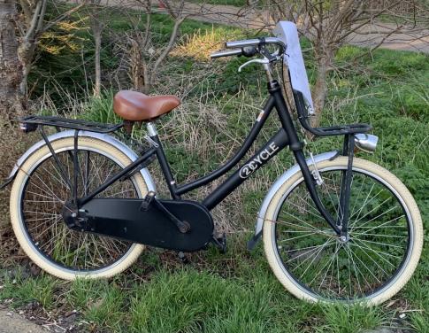 Zwarte Omafiets van het Merk 2 Cycle met Krathouder