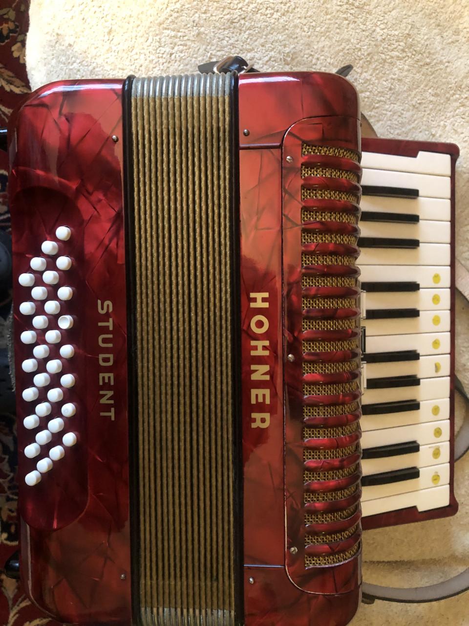 ACCORDEON HOHNER STUDENT 32 bas in koffer.