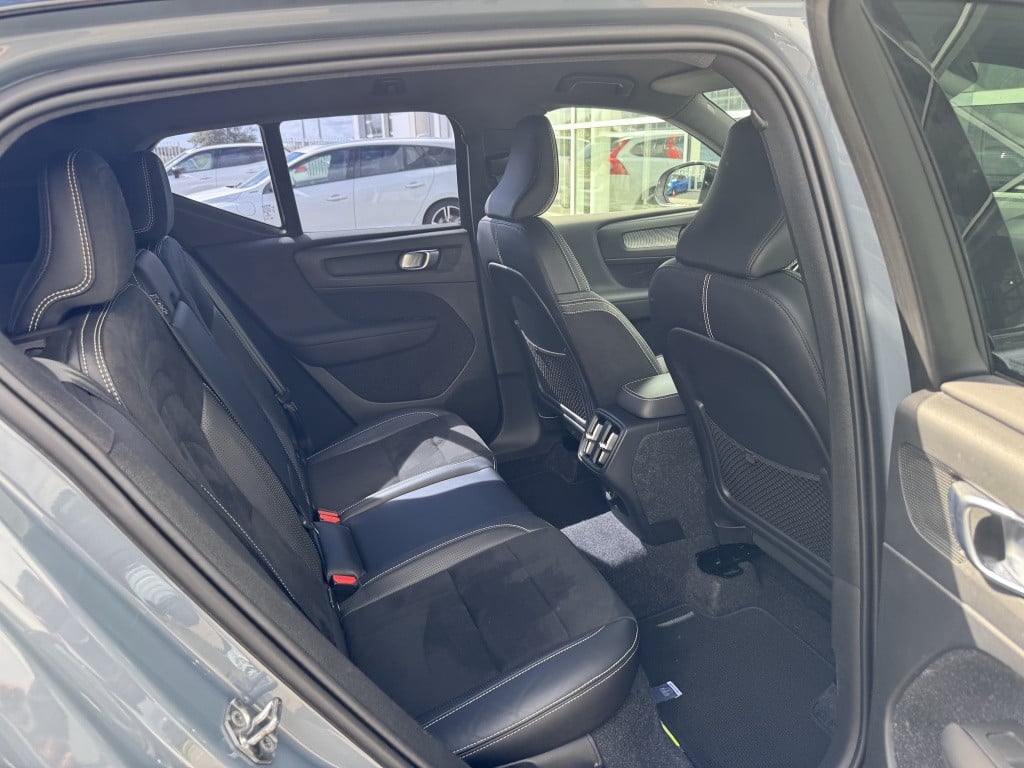Volvo XC40 t4 190pk r-design| adap.cruise| trekhaak| stoel.verw| h&k sound