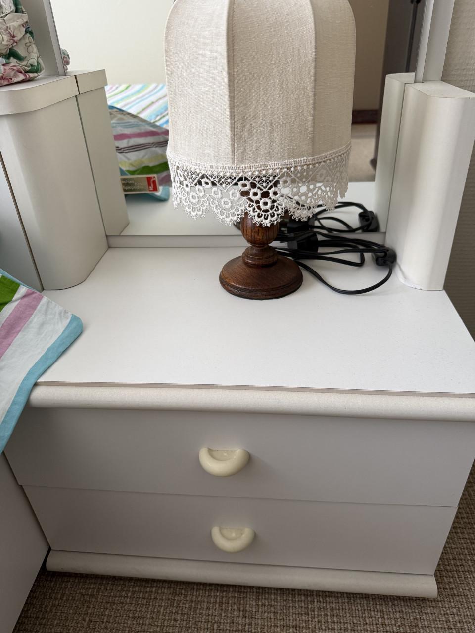 Ledikant met 2 Matras 2 Lattenb 2 nachtk. Ombouw met spiegel.