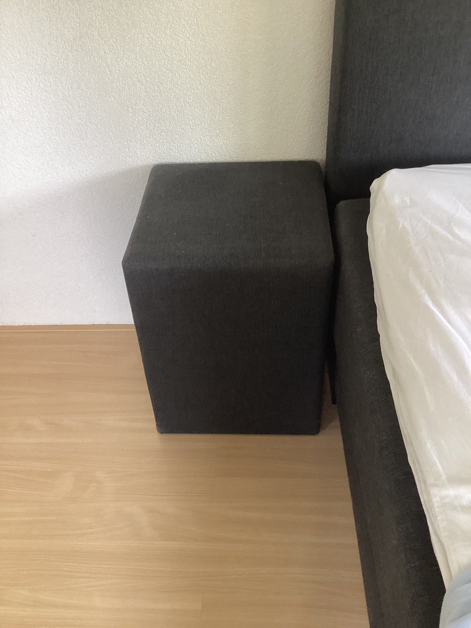 2 antraciet kleurige stoffen Hockers