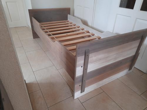 Houten bed 90 x 200 ( in goede staat )