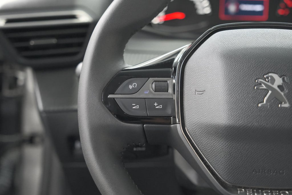 Peugeot 208 puretech 100 allure pack | camera | apple carplay | stoelverwar