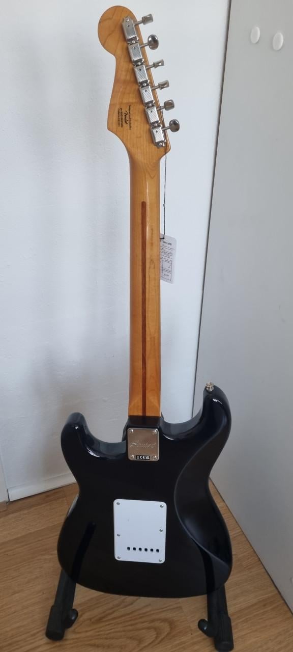 •	Squire Classic Vibes 50’s black MN Stratocaster