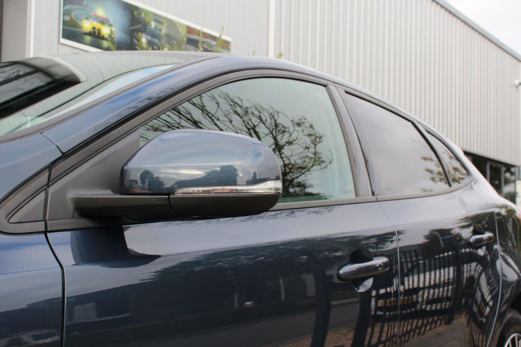 Volvo V40 2.0 t2 momentum - navi - cruise - grootlicht ass - led - pdc - st