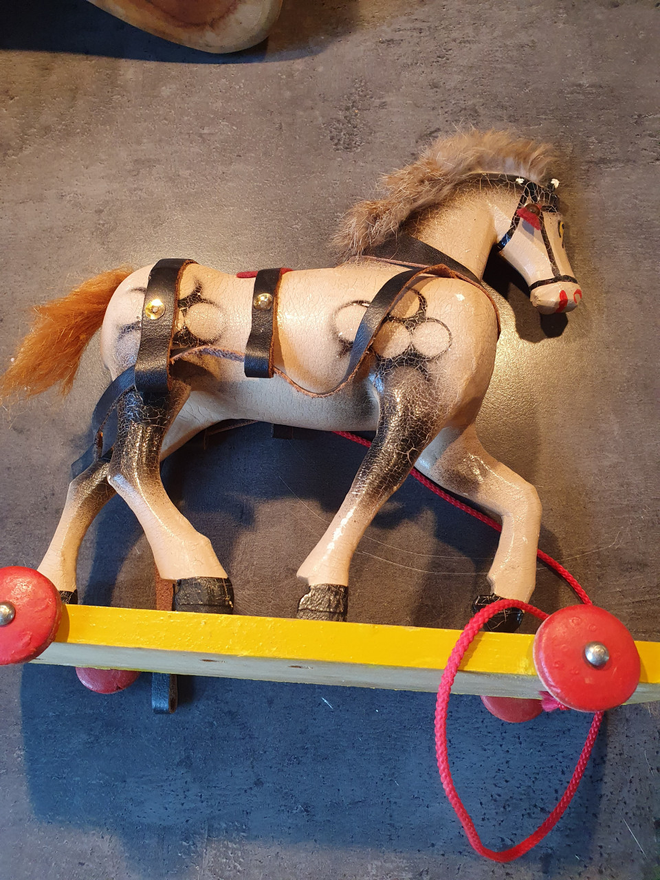Leuk antiek trekspeelgoed, Retro houten paard op wielen in heel mooie staat