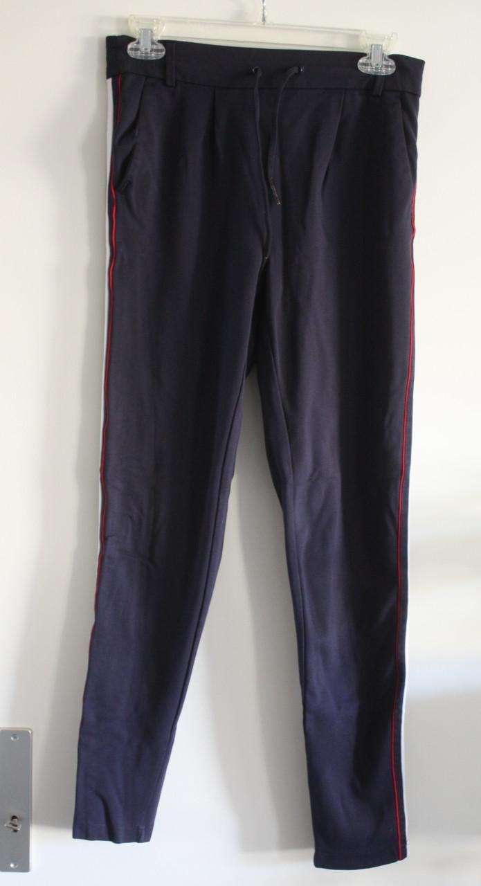 Donkerblauwe broek met wit rode bies  maat xs-34