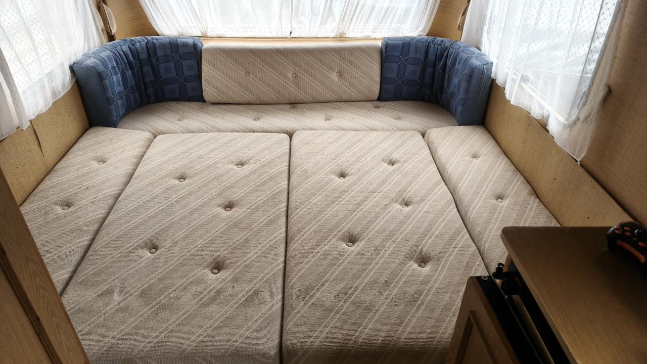 De reu 385 met kenteken een tent....