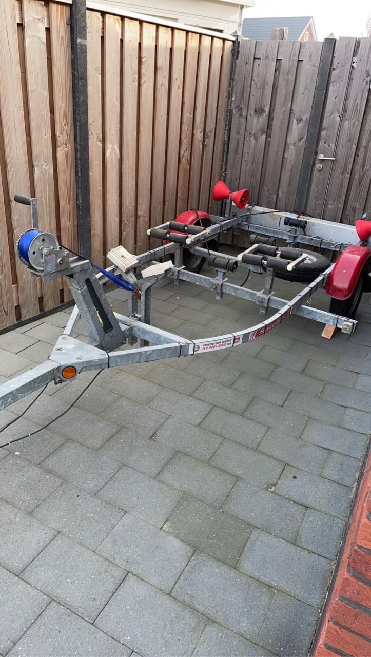Boottrailer met knikarm, lier en reservewiel