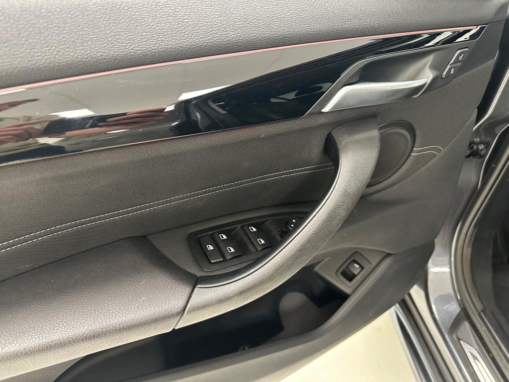 BMW X1 sdrive20i sport line | trekhaak | head-up-display | stoelverwarming 
