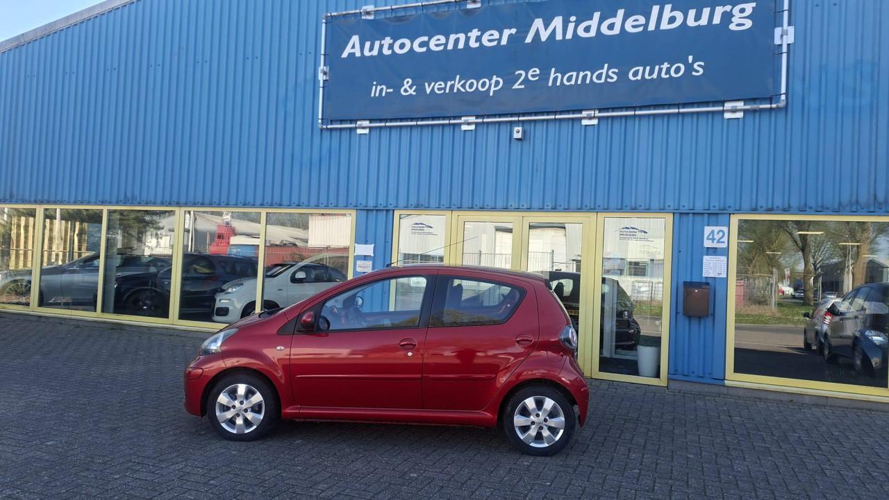 Toyota AYGO 1.0 12v Aspiration Red 5deurs bj:2010 airco leer apk 2027