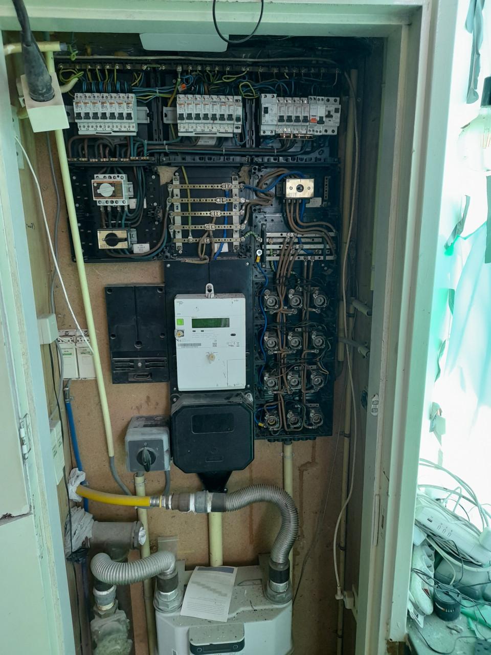 Elektromonteur bied zich aan .