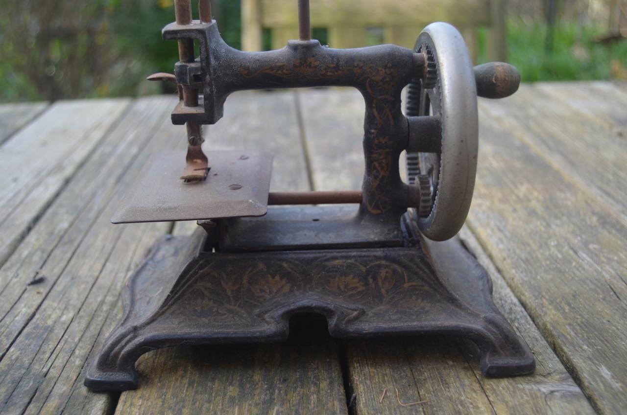Antiek speelgoed naaimachientje