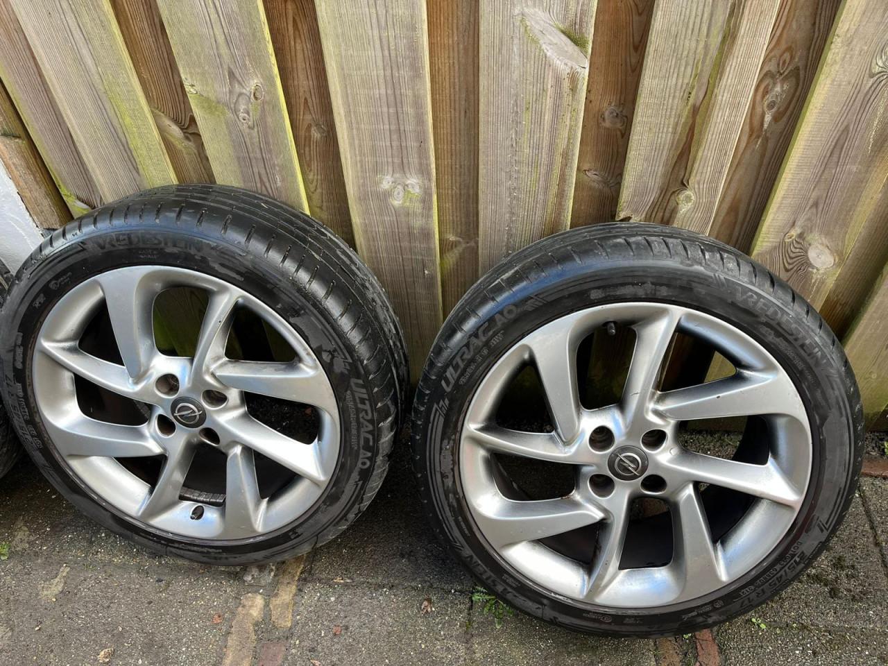 Zomerbandenset incl. Opel lichtmetalen velgen (4-gaats)