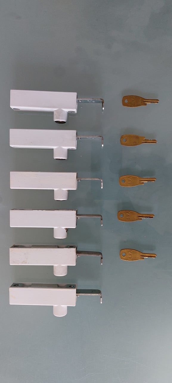 6 stuks raamsloten SKG  *