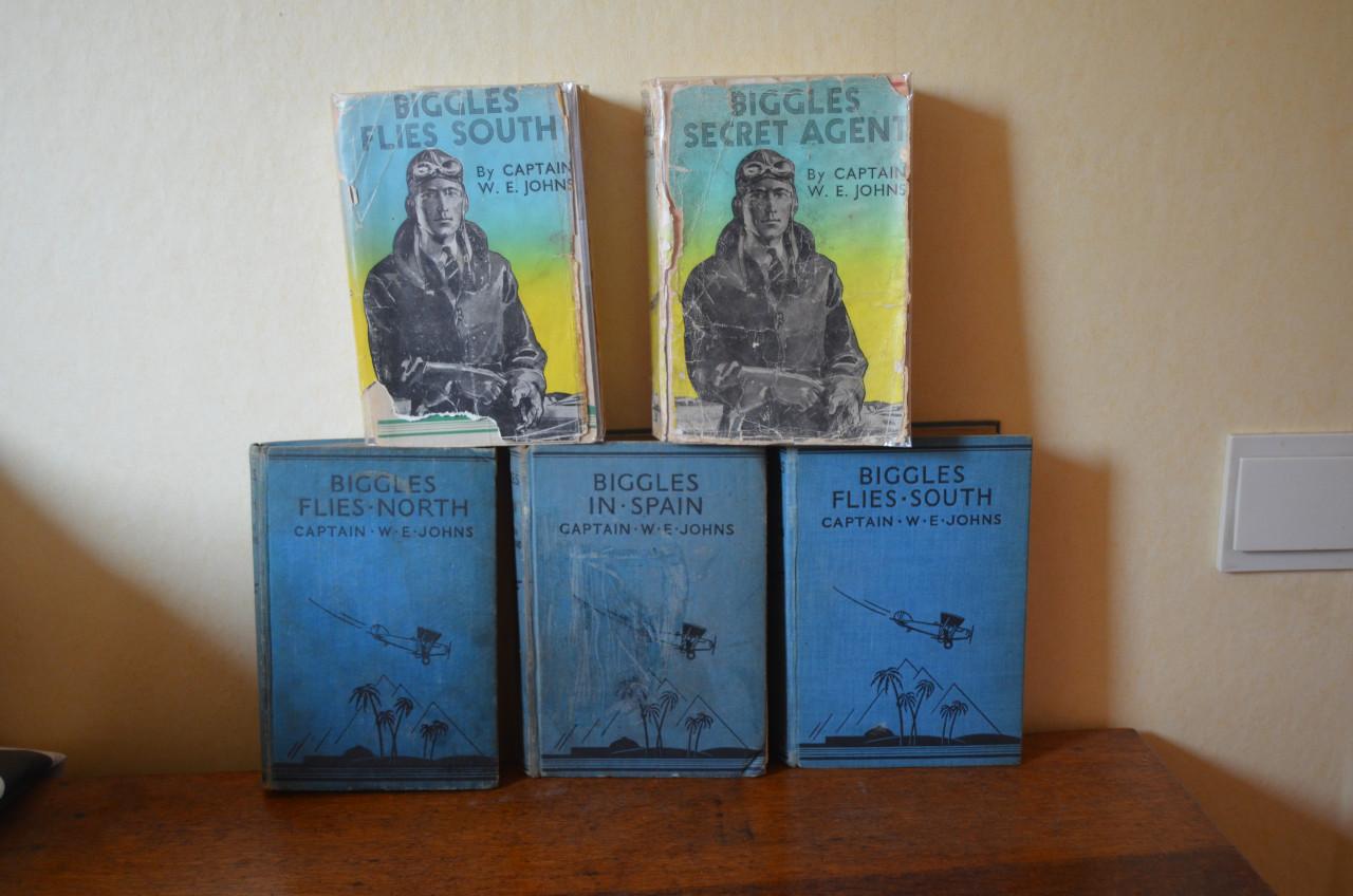 Diverse 'Pyramid' Biggles 80 - 90 jaar oud!