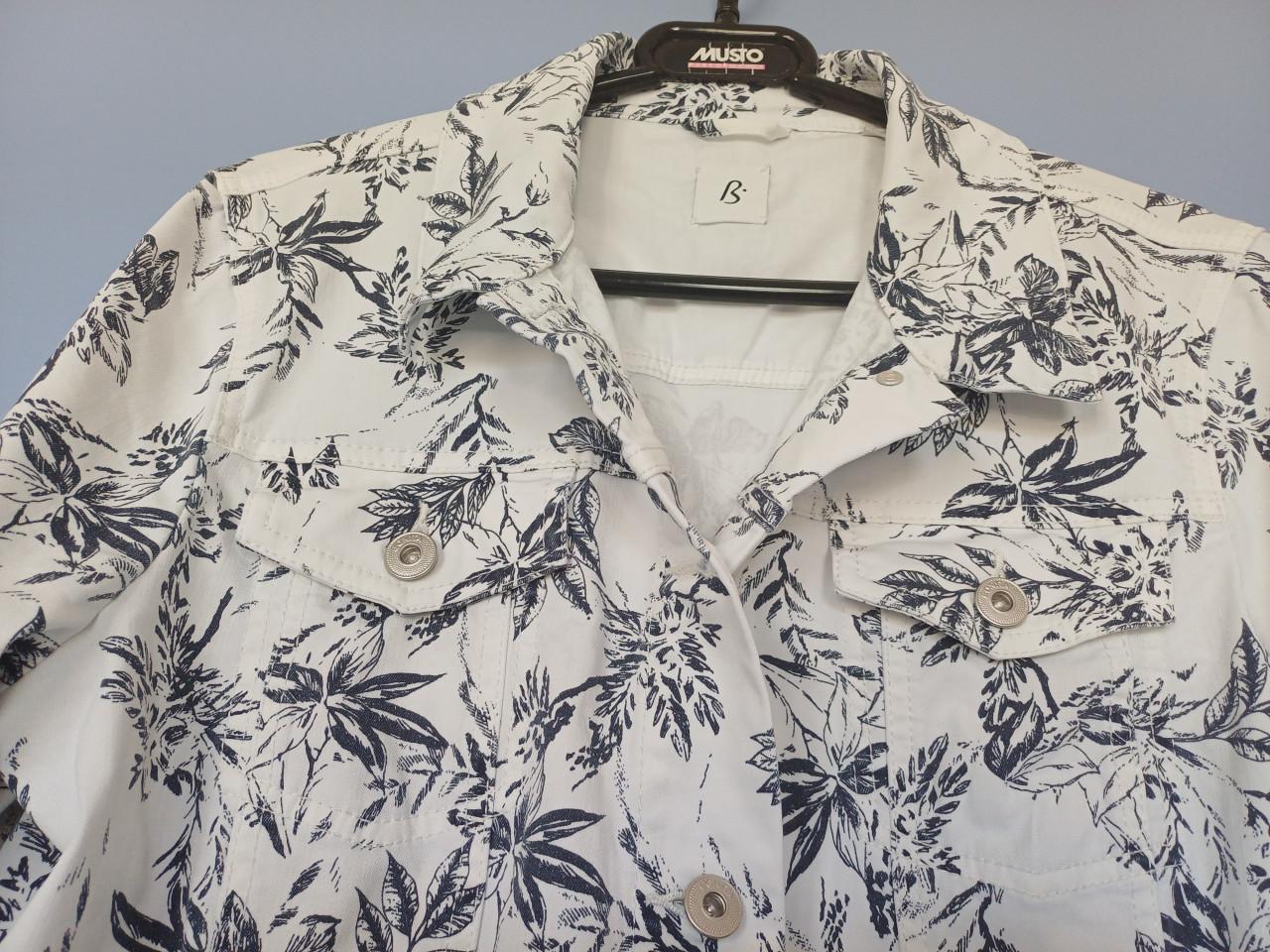 Denim jasje met blauwe bloemenprint maat 42