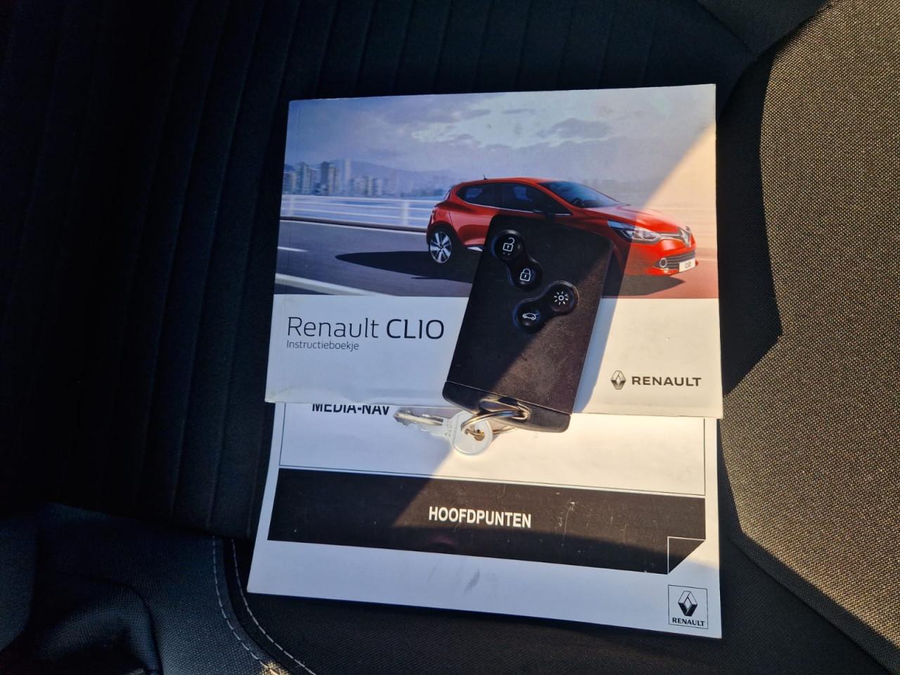 TE KOOP RENAULT CLIO ESTATE 0.9 TCe LIMITED MET AFNEEMBARE TREKHAAK