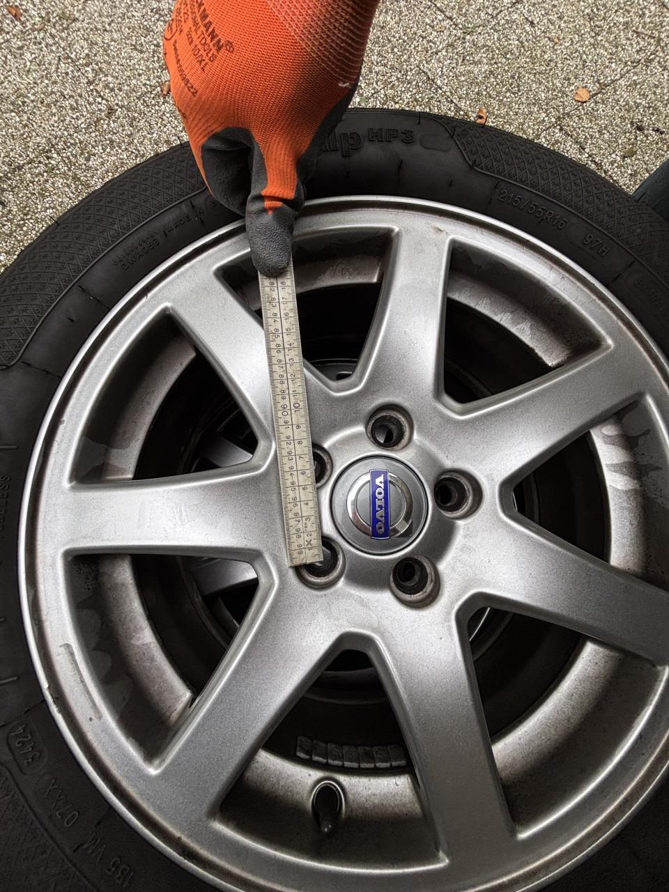 Set winterbanden op Volvo velgen