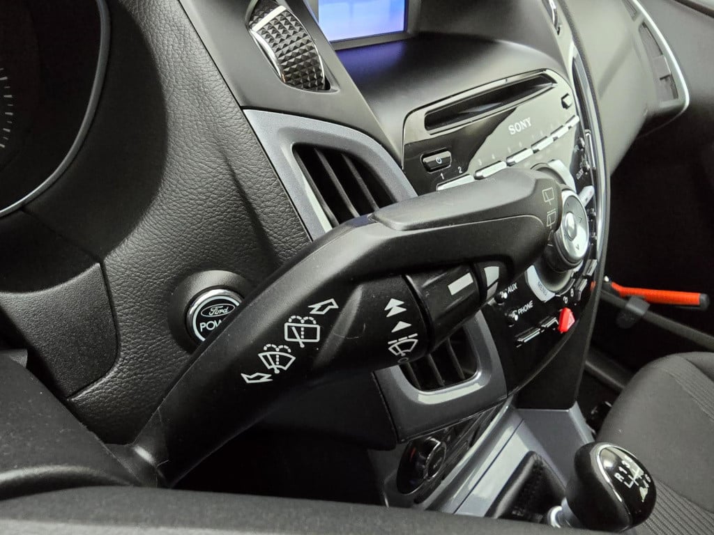 Ford Focus wagon stationwagen titanium luxe versie met cruisecontrol en blu