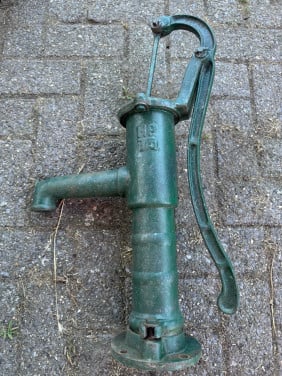 Oude waterpomp gietijzer  70 hoog