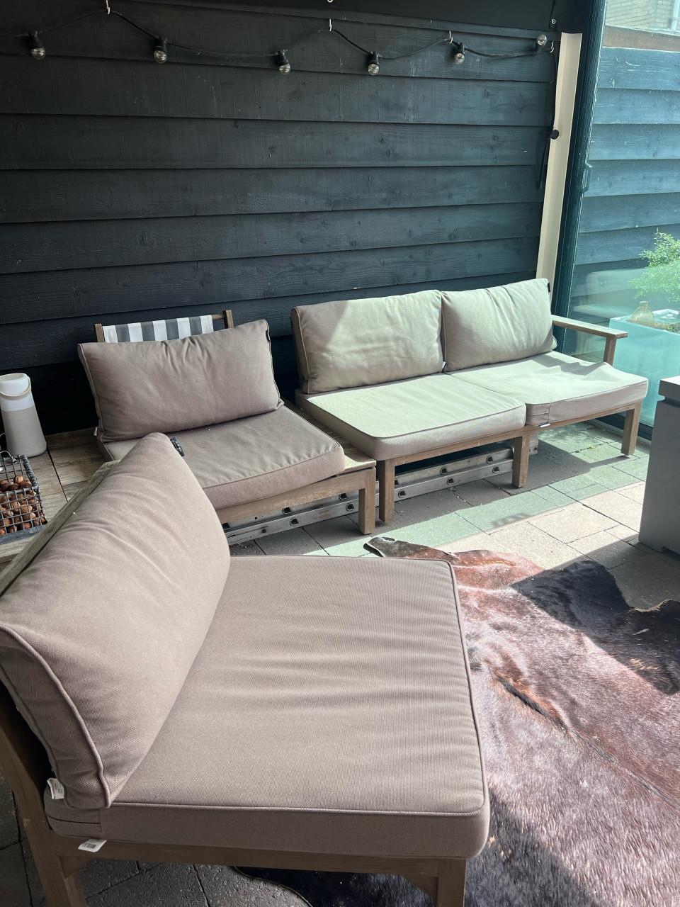 Een teakhouten tuinset