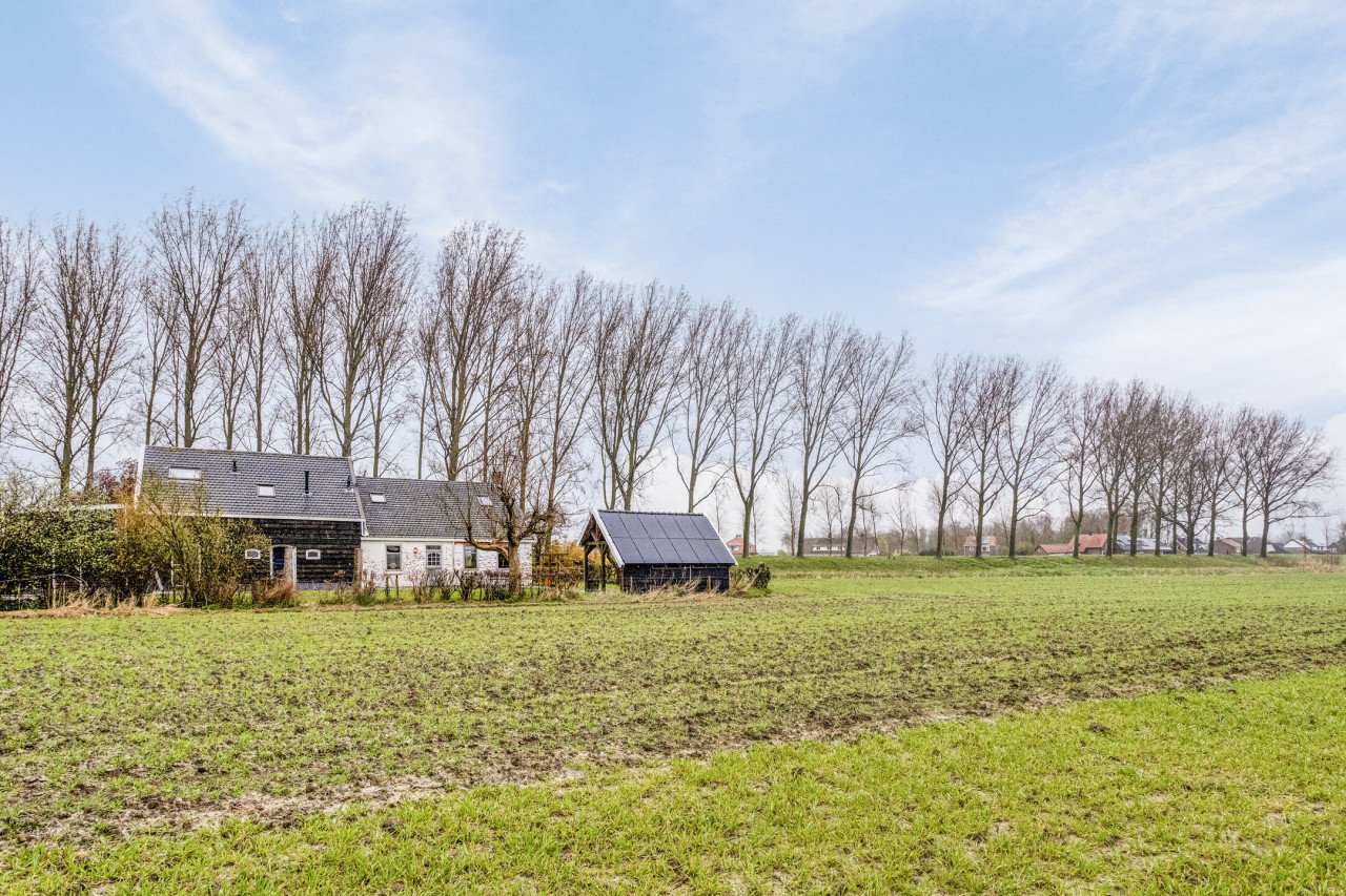 Tip! Woonboerderij met aangebouwde schuur op kavel van 1.060m2