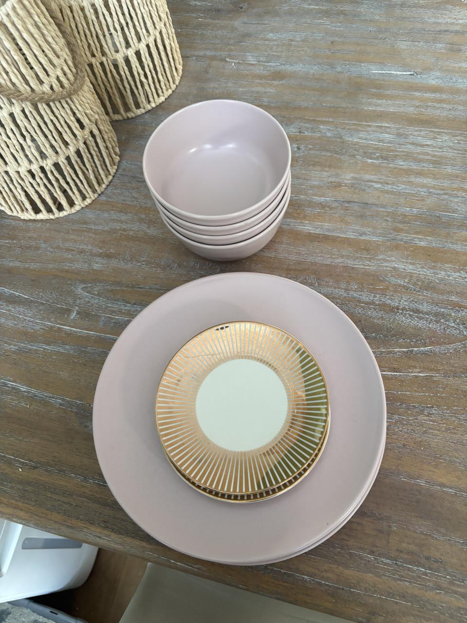 Gratis: 4 diner borden, 4 bakjes, 2 kleine bordjes