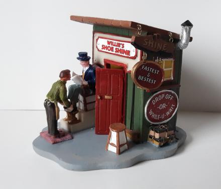 Lemaxdecoratie schoenpoets winkel: Willie’s Shineshack, kersthuisje.
