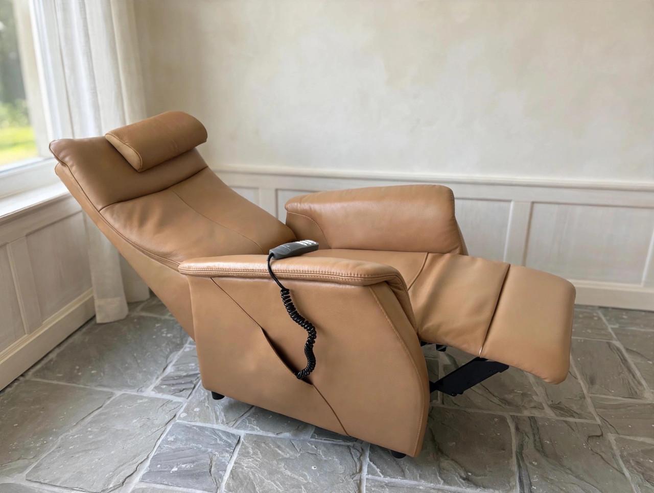 Prominent sta op en relax fauteuil, elektrisch bedienbaar