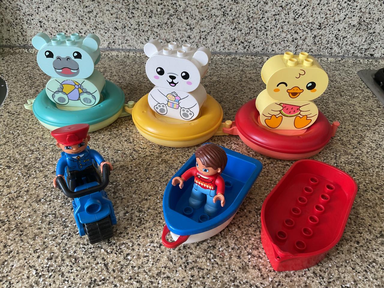 Heel veel LEGO Duplo, blokken, auto, 4 emmers, poppetjes, diertjes etc.