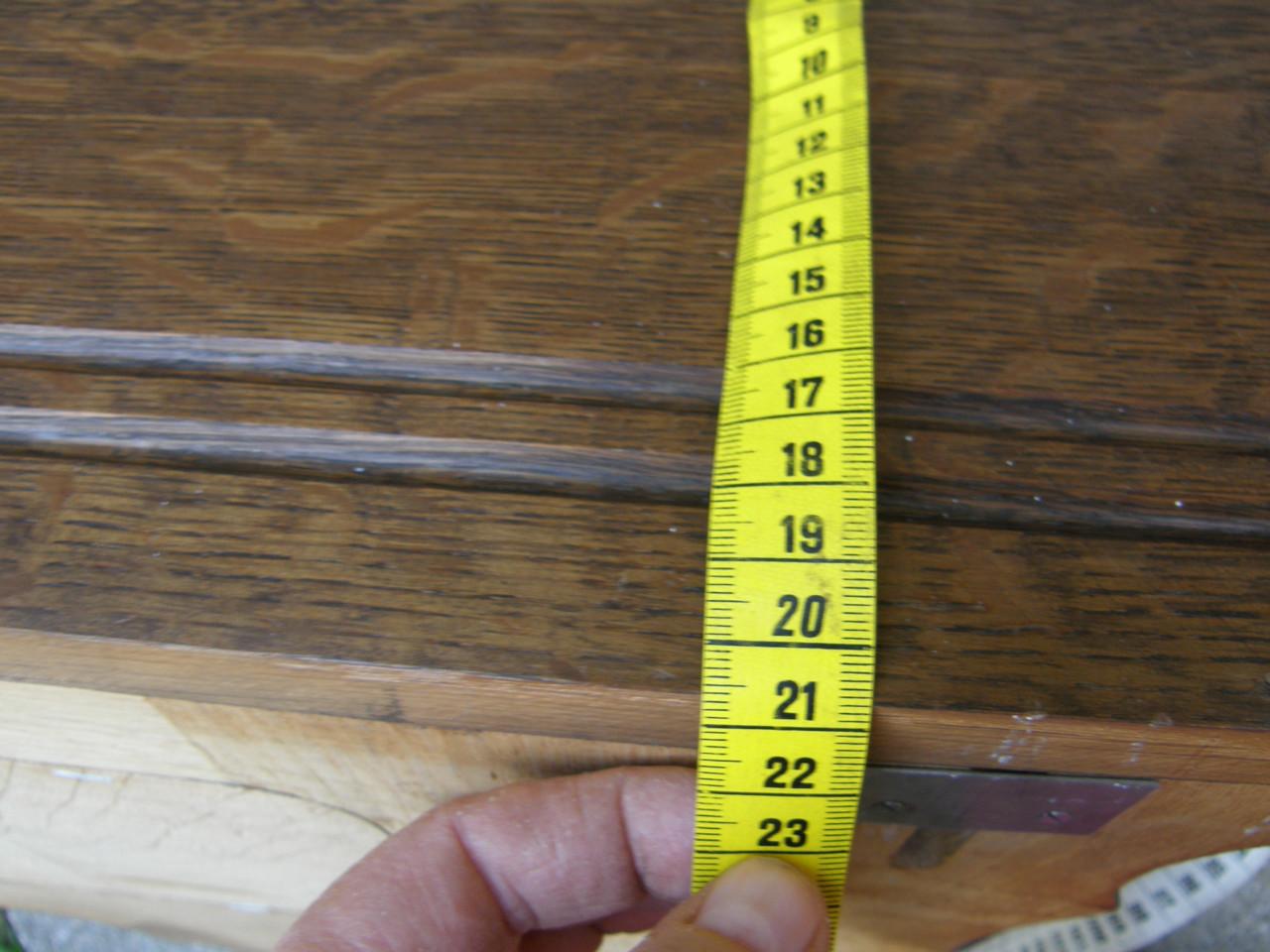 Houten kapstok met gesneden kopje