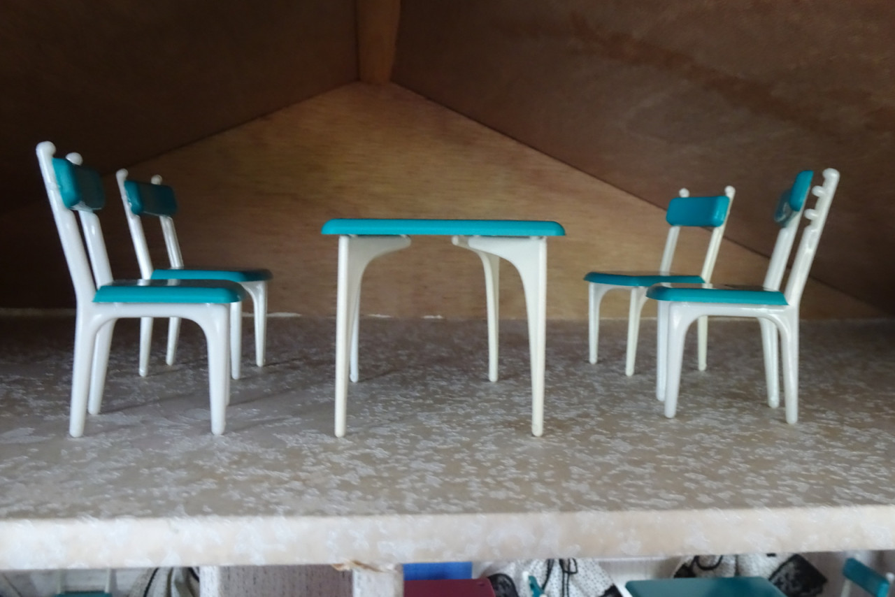 Poppenhuis met inrichting