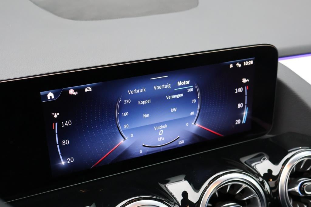 Mercedes-Benz Gla-klasse 180 amg line i 2025 i panorama dak i manufaktur al