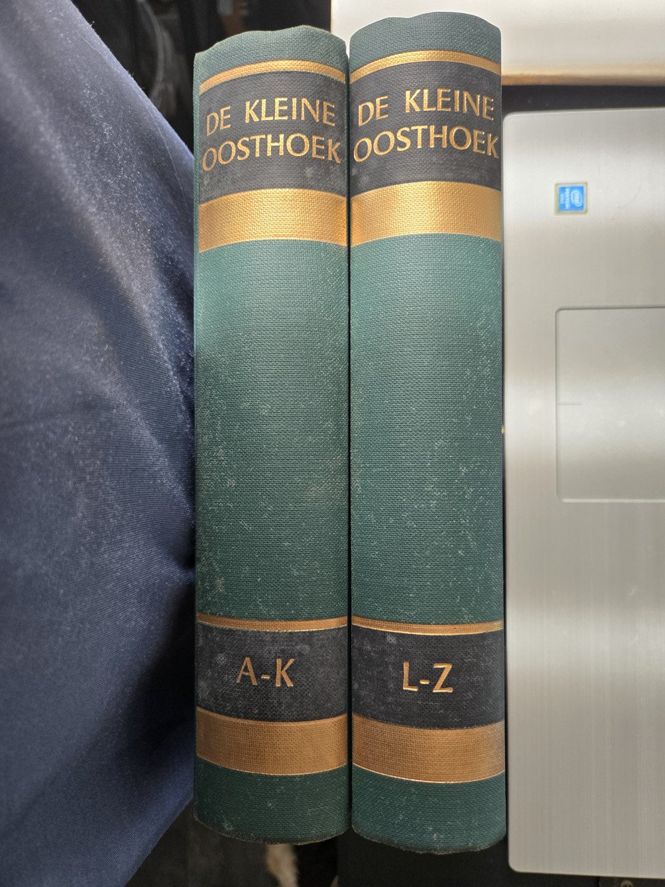 "De Kleine Oosthoek" is een Nederlandse encyclopedie in 2 delen