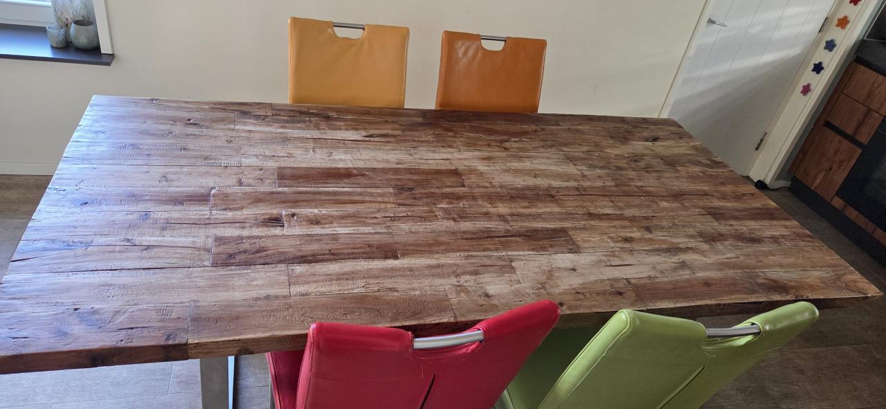 Tafel met leren kleurrijke stoel; complete set